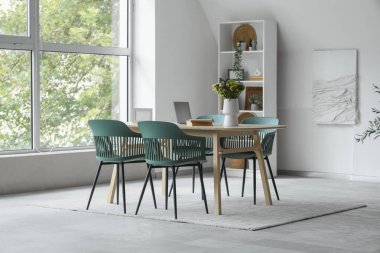 Masası ve raf ünitesi olan yemek odasının içinde.