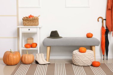 Koridorun içinde balkabakları, yumuşak bank ve masa var.