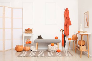 Koridorun içinde balkabakları, yumuşak bank ve masalar var.