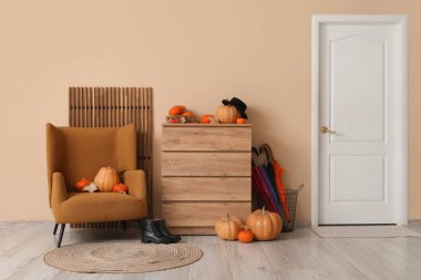 Sonbahar dekoru, koltuğu ve klozeti olan koridorun içi