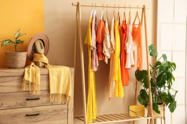 Turuncu elbiseli modern soyunma odasının şık bir iç mekanı.