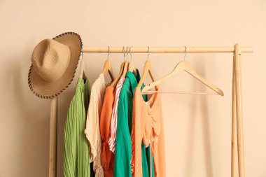 Odada bej duvarın yanında giysi ve şapka rafı var. Yakın çekim.