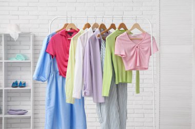 Soyunma odasının iç kısımlarında renkli kıyafetlerle dolu raflar.