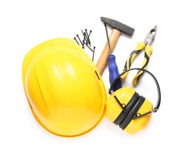 Marangoz araçları, beyaz arka planda sabit şapka ve vidalar