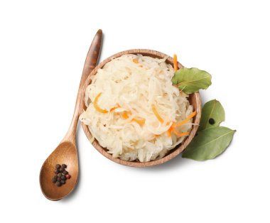 Lezzetli mayalanmış lahana, defne yaprakları ve beyaz arka planda karabiber. Üst görünüm