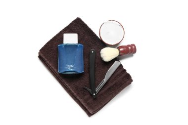 Beyaz arka planda erkek traş aksesuarları.