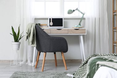 İş yeri ve penceresi olan bir gencin odası.