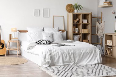 İçinde yatak ve kitap rafları olan hafif ergen odasının içi.