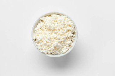 Beyaz arka planda taze süzme peynirli kase