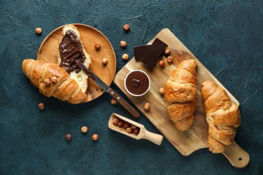 Çikolata kaplı tatlı kruvasanlar ve koyu fındıklar.