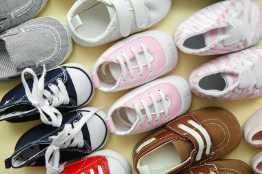 Sarı arka planda farklı şirin bebek popoları.