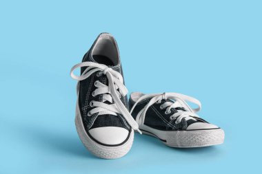 Mavi arka planda çocuk ayakkabıları