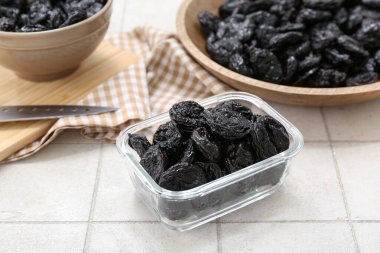 Beyaz fayanslı kuru erikli kaseler