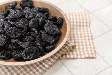 Beyaz fayanslı kuru erikli ahşap kase