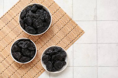 Beyaz fayanslı kuru erikli kaseler