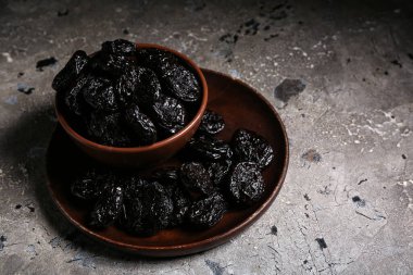 Gri arka planda kuru erikli tabak ve kase.