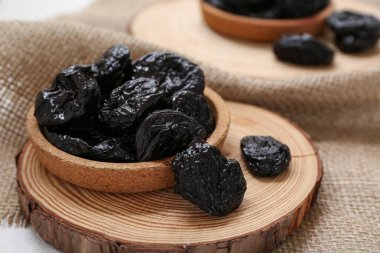 Kumaş kaplamalı kuru erik tabağı, yakın plan.
