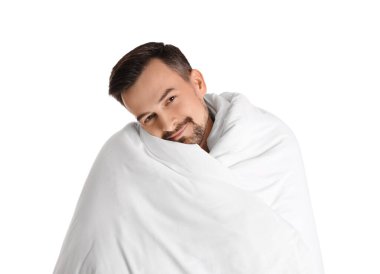 Beyaz arka planda yumuşak battaniyeli yakışıklı bir adam.