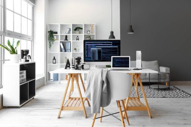 Ofiste programlama kodlu bilgisayar ve dizüstü bilgisayar