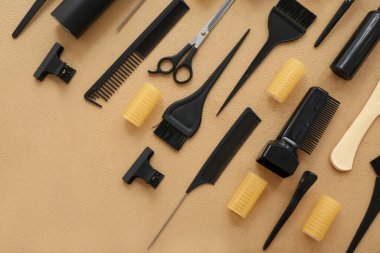 Bej arka planda profesyonel kuaför malzemeleri.