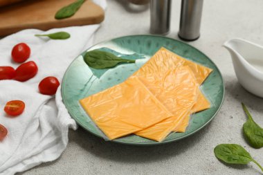 Gri grunge masa üzerinde lezzetli işlenmiş peynir ve ekmek dilimleri ile tabak