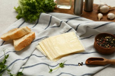 Gri grunge masasında lezzetli işlenmiş peynir, ekmek ve biber dilimleri.