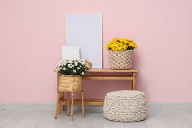 Kasımpatı çiçekli sepetler ve pembe arka planda tablolar.