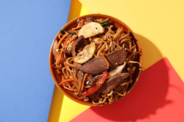 Bir kase lezzetli Çin eriştesi, et ve sebze.