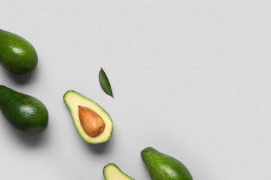 Gri arka planda taze olgun avokado