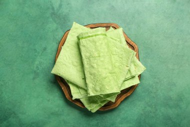 Yeşil arkaplanda taze lavaş olan ahşap tahta.