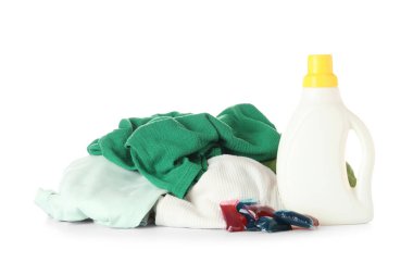 Kirli çamaşır yığını ve beyaz arka planda deterjan