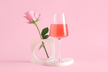 Dekoratif podyumlar pembe şarap ve arkaplanda güzel bir gül.