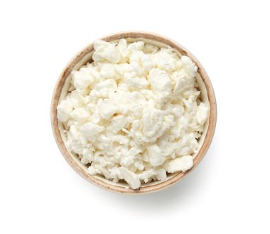 Beyaz arka planda taze süzme peynirli kase