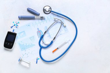 Beyaz arka planda şeker hastası için tıbbi malzemeler