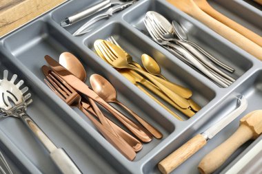 Farklı çatal bıçaklarla mutfak çekmecesini aç