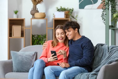 Cep telefonu alışverişi yapan genç bir çift.