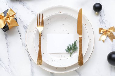 Beyaz mermer arka planda Noel kutlaması için güzel bir masa.
