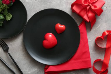 Gri grunge arka planda Sevgililer Günü için gül ve hediyeli güzel bir masa.