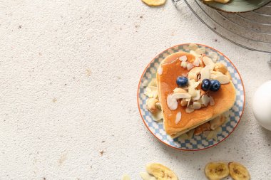 Kalp şeklinde leziz krepler, hafif arka planda yabanmersini ve fındıklı. Sevgililer Günü kutlaması