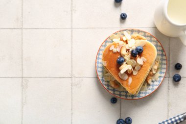 Kalp şeklinde leziz gözlemeler, yaban mersini ve hafif fayanslı fındıklar. Sevgililer Günü kutlaması
