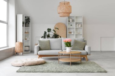 Yumuşak kanepesi ve sehpası olan modern oturma odası.