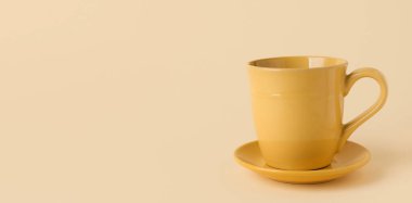 Bej arkaplanda seramik fincan ve çay tabağı metin için boşluk