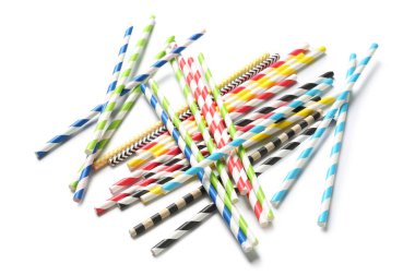 Beyaz arka planda farklı kağıt içme çubukları