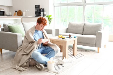 Genç adam evde çorba içiyor.