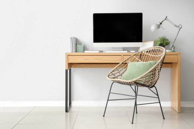 Işık ofisinde boş bilgisayar monitörü olan modern işyeri