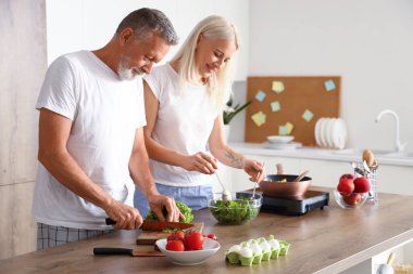 Olgun çift mutfak pişirme