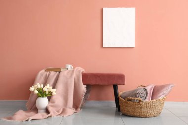 Yumuşak bankta ekoseli şık bir oturma odası.