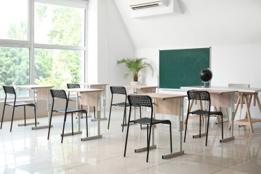 Modern, şık, boş sınıfın içi.