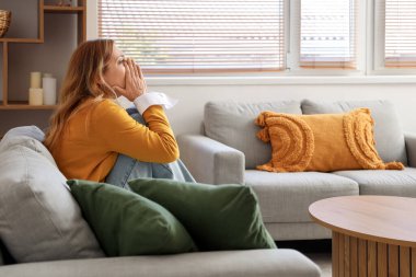 Evde korkmuş olgun bir kadın var.