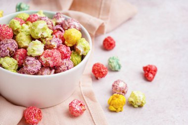 Beyaz arka planda tatlı renkli patlamış mısır kasesi